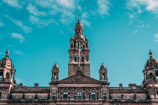 Where can tourists find affordable guided tours of the historic sites in Glasgow?