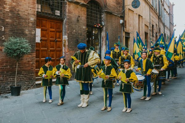 What are some low-cost ways to enjoy the cultural festivals in Edinburgh?