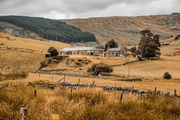 What affordable accommodation options are available near the Snowdonia National Park?